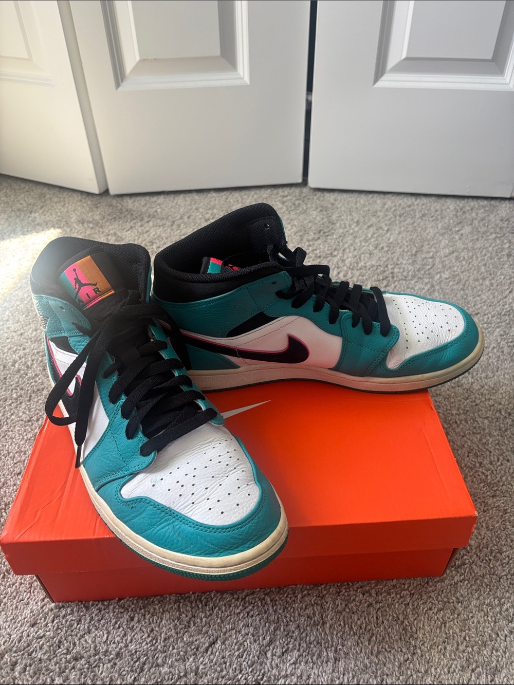 Jordan 1 Mid SE South beach Sneakers in Teal, White & Black with Pink Accents